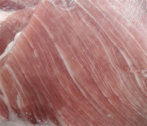 Detalle del veteado de la grasa intramuscular en un corte de jamón ibérico de bellota