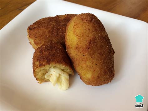 Croquetas de plátano macho con queso listas para servir