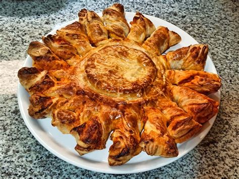 Hojaldre redondo relleno con forma de flor