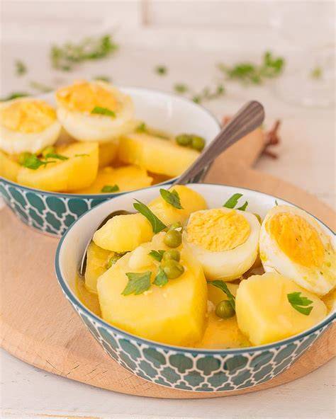 Patatas en corona cocinándose en salsa verde
