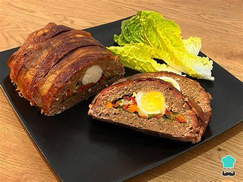 Plato de asado alemán vegano servido con acompañamientos