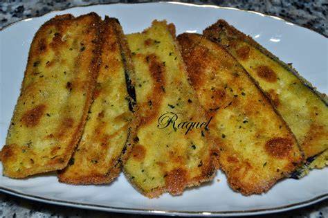 Berenjenas rebozadas recién hechas en un plato