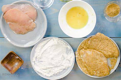Ingredientes listos para el rebozado: harina, huevo y pan rallado