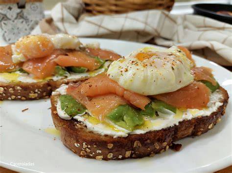 Huevo poché en tosta con aguacate