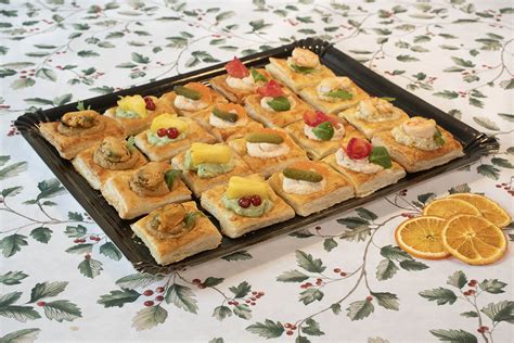 Bandeja elegante con volovanes variados decorados para una cena de Navidad