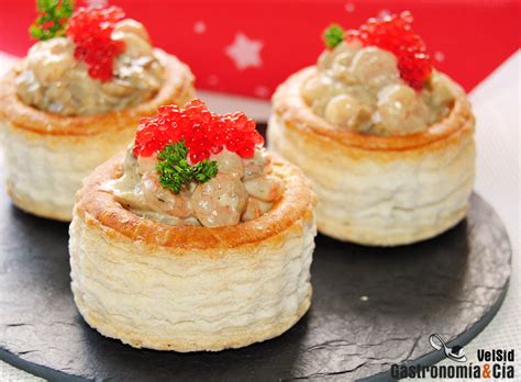 Primer plano de un volován relleno de gulas y gambas con un toque de perejil