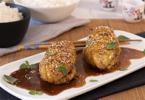 Plato de pollo rebozado con sésamo y miel acompañado de arroz basmati
