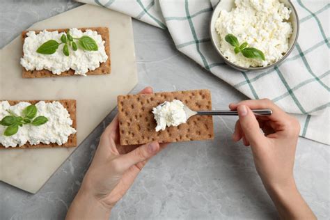 Variedad de bocadillos con queso de untar