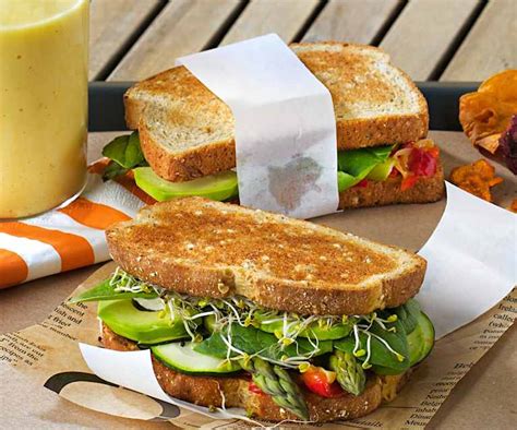 Sándwich de queso crema con verduras