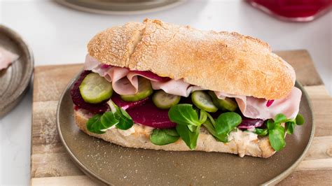 Sándwich de queso crema con mortadela de pavo