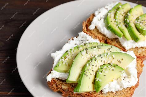 Bocadillo de galleta con queso crema de tocino y aguacate