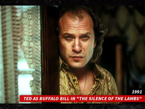 Ted Levine interpretando a Buffalo Bill en una escena icónica de la película