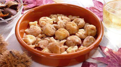 Plato de castañas cocidas listas para comer