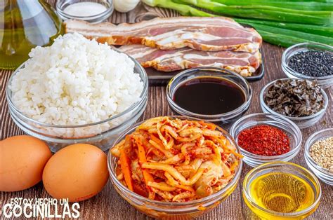 Base de arroz frito lista para ser cubierta con ingredientes
