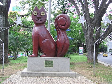 Escultura del Gato de Tejada en el Bulevar del Río