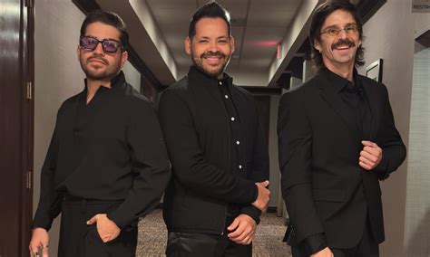 Músicos de salsa en concierto