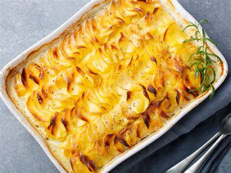 Proceso de capas del Gratin Dauphinois en un molde para horno
