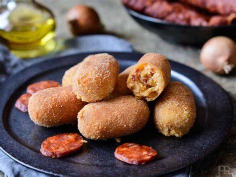 Croquetas de chorizo horneadas con una ensalada