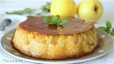 Bizcocho flan de manzana recién horneado con láminas de manzana en la superficie
