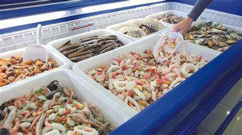 Variedad de pescados y mariscos congelados