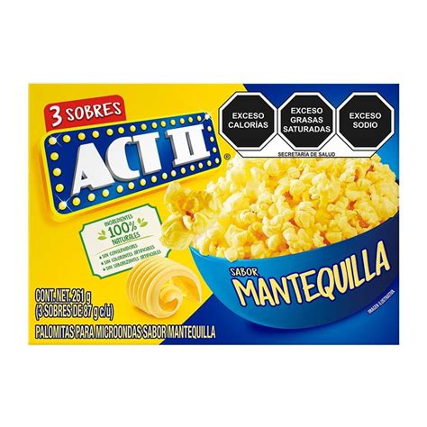 bolsa de palomitas de microondas junto a un sofá y una manta