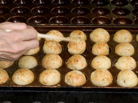 Ingredientes básicos para preparar Takoyaki en una tabla de cortar