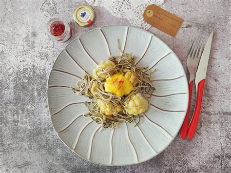 Plato de coliflor con gulas y mayonesa de azafrán