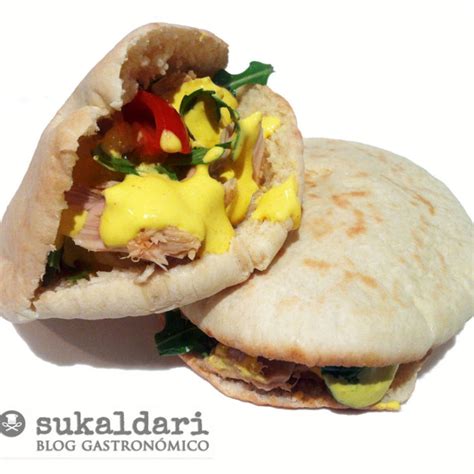 Kebab de caballa con mayonesa de azafrán