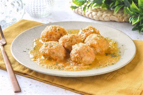 plato de albóndigas de merluza en salsa