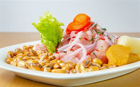 Plato de ceviche peruano acompañado con cancha serrana