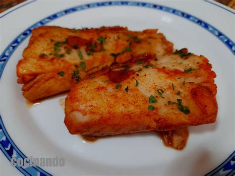 Sartén con sofrito de ajo y pimentón para pescado