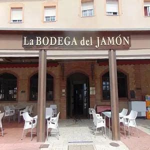 Interior de Taberna La Bodega del Jamón con ambiente acogedor