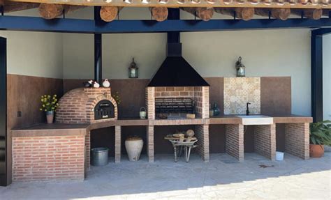 Barbacoa de obra con chimenea en un jardín