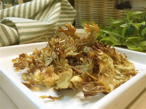plato con chips de alcachofa recién hechas