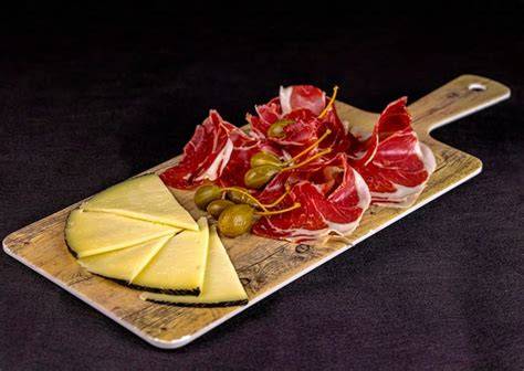 Tabla de maridaje de jamón ibérico y quesos