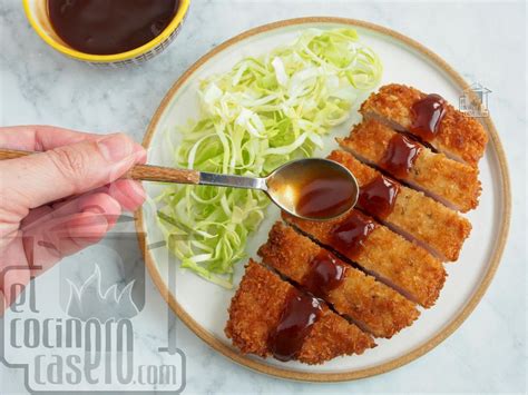 Plato de tonkatsu recién servido con salsa y repollo