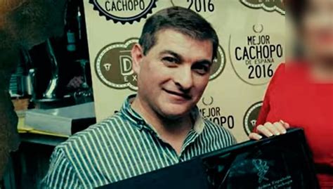 César Román posando con su apodo 