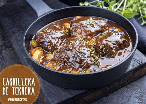 Carrilladas de ternera cocinadas con salsa y dátiles