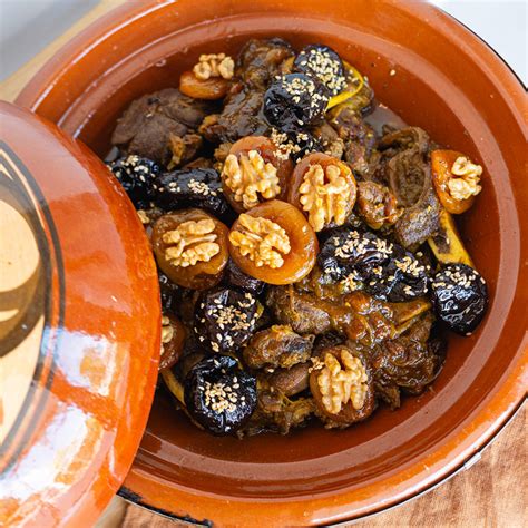 Tajine tradicional con carne de ternera, dátiles y verduras