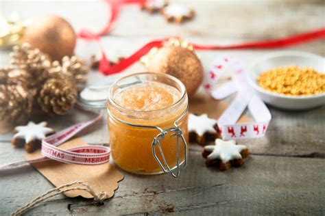 Tarros de cristal con compota de zanahoria y manzana decorados con canela