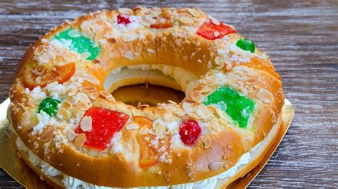 Roscón de Reyes con frutas confitadas y azúcar