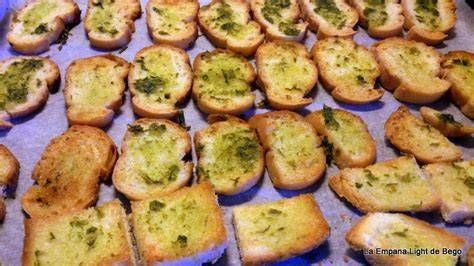 Tostadas de ajo y perejil en un envase hermético
