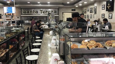 Interior de la cafetería de Panificadora Santa Tereza