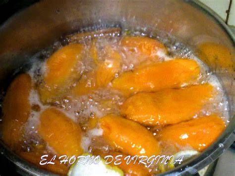 Boniatos cocinándose en agua