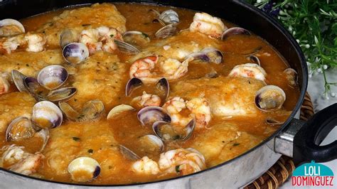 Guiso de merluza con arroz y gambas en una cazuela