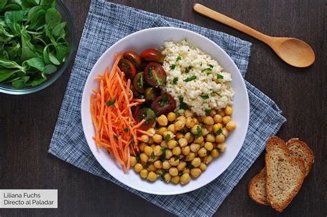 Plato de legumbres con verduras y arroz