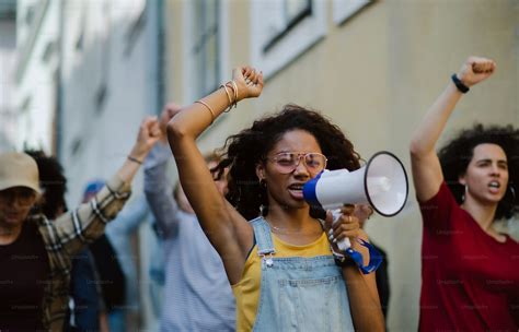 Activistas protestando contra la contaminación plástica de Coca-Cola