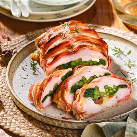 Rollo de pavo relleno con hilo de cocina antes de hornear