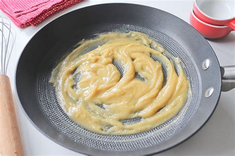 Preparación de un roux de gofio en la sartén