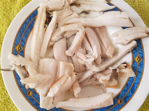 Pescado cocido desmenuzado para croquetas